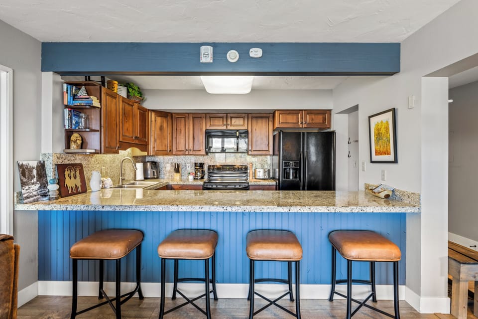 Kitchen + Breakfast Bar