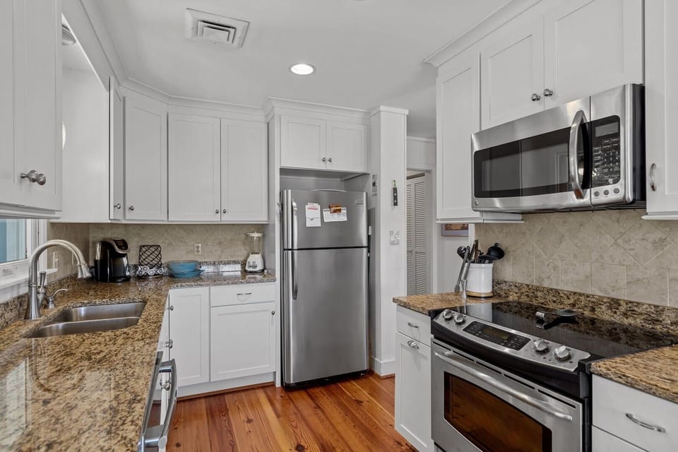 House, 4 Bedrooms | Private kitchen | Fridge, oven, coffee/tea maker, toaster