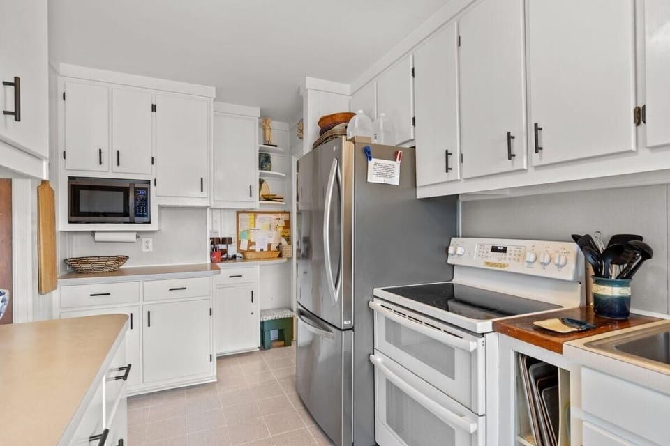 House, 5 Bedrooms | Private kitchen | Fridge, oven, coffee/tea maker, toaster