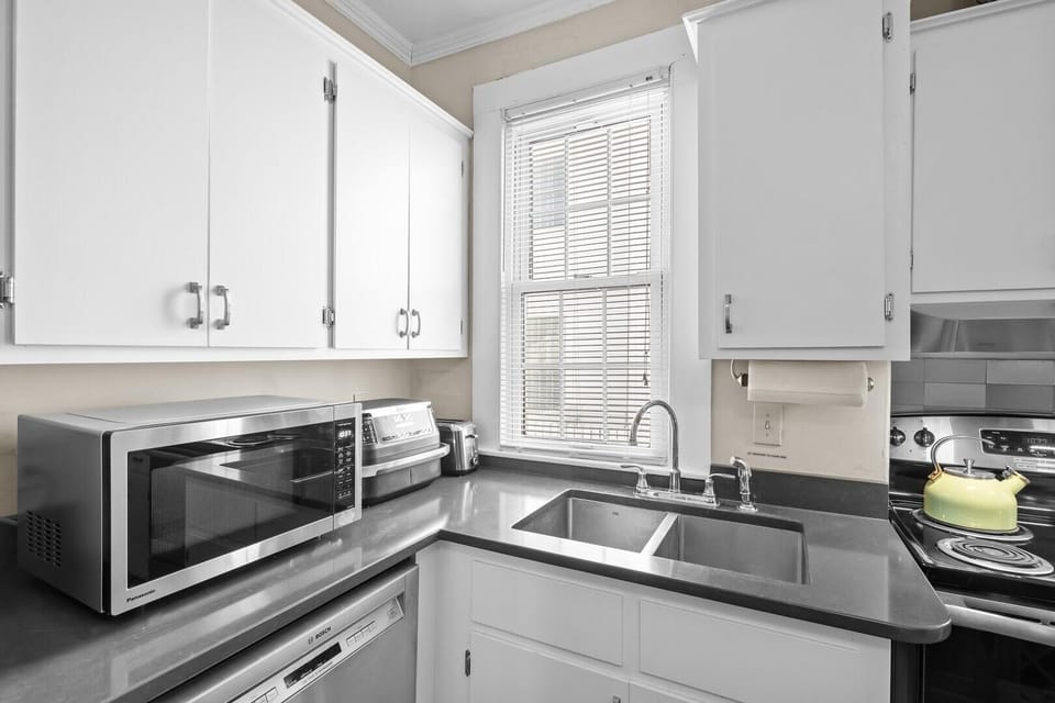 Condo, 1 Bedroom | Private kitchen | Fridge, oven, coffee/tea maker, toaster