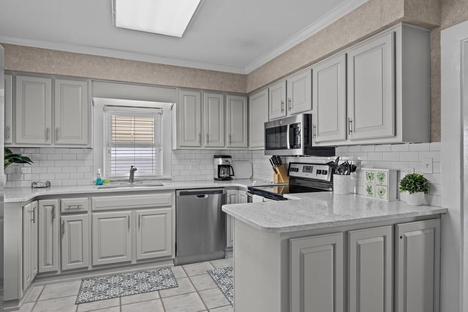 House, 6 Bedrooms | Private kitchen | Fridge, oven, coffee/tea maker, toaster