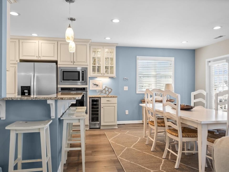 House, 4 Bedrooms | Private kitchen | Fridge, oven, coffee/tea maker