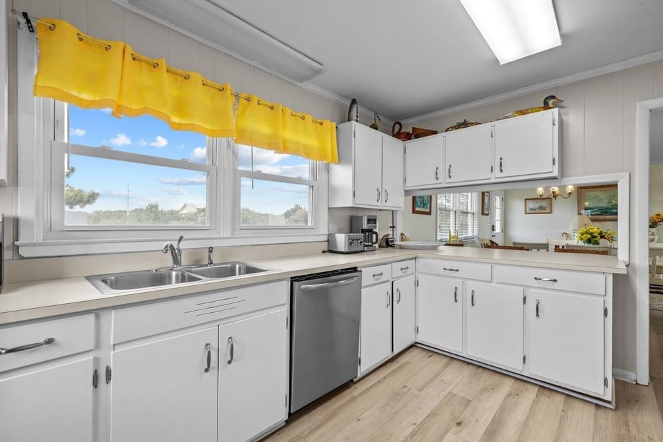 House, 6 Bedrooms | Private kitchen | Fridge, oven, coffee/tea maker, toaster