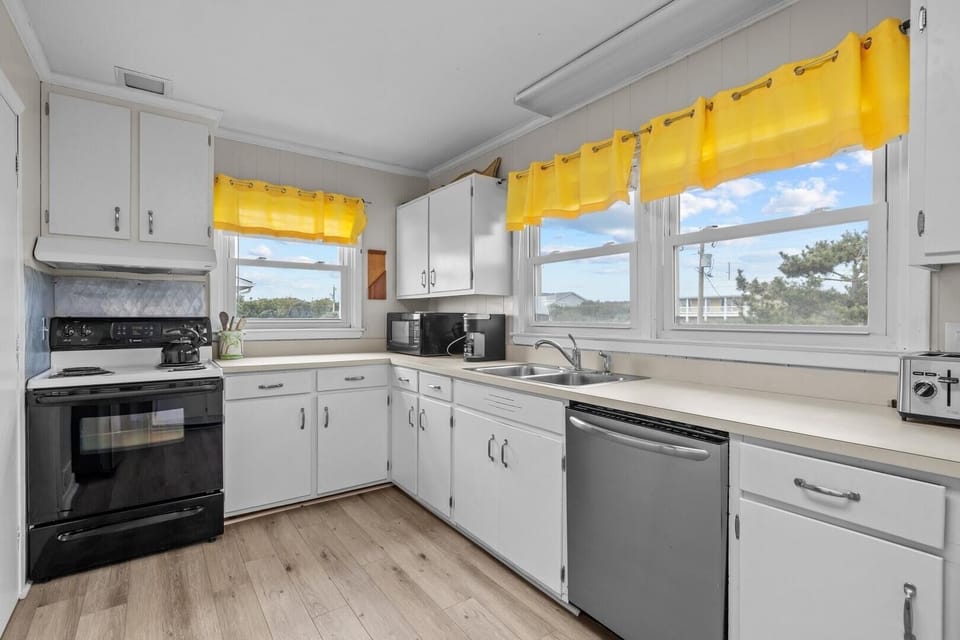 House, 6 Bedrooms | Private kitchen | Fridge, oven, coffee/tea maker, toaster