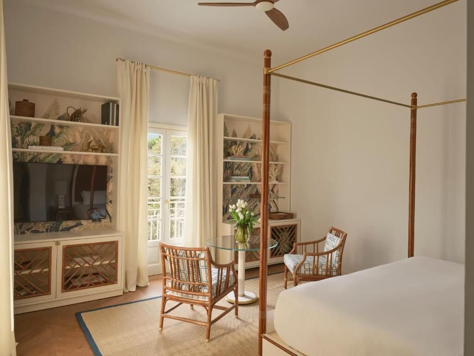 Junior Room, Pool View | Minibar, in-room safe, blackout drapes, soundproofing