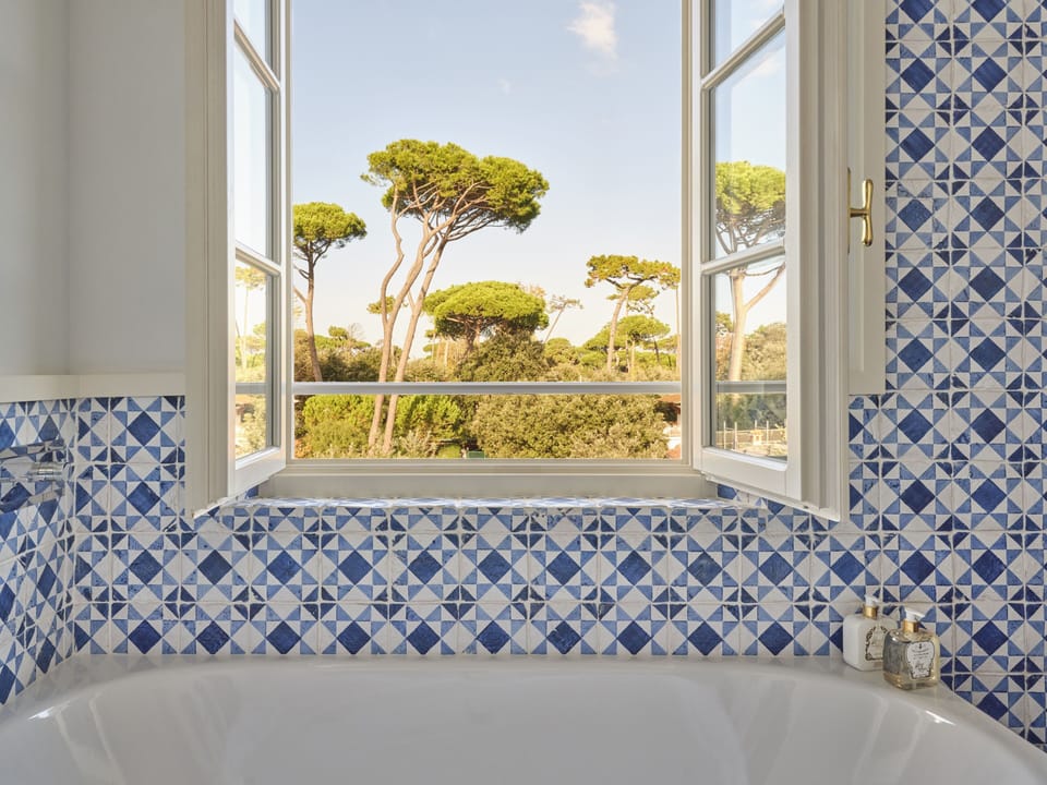 Grand Room, Garden View | Bathroom | Hair dryer, slippers, towels, soap