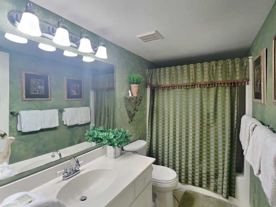 Second Full Bathroom - Shower/Tub