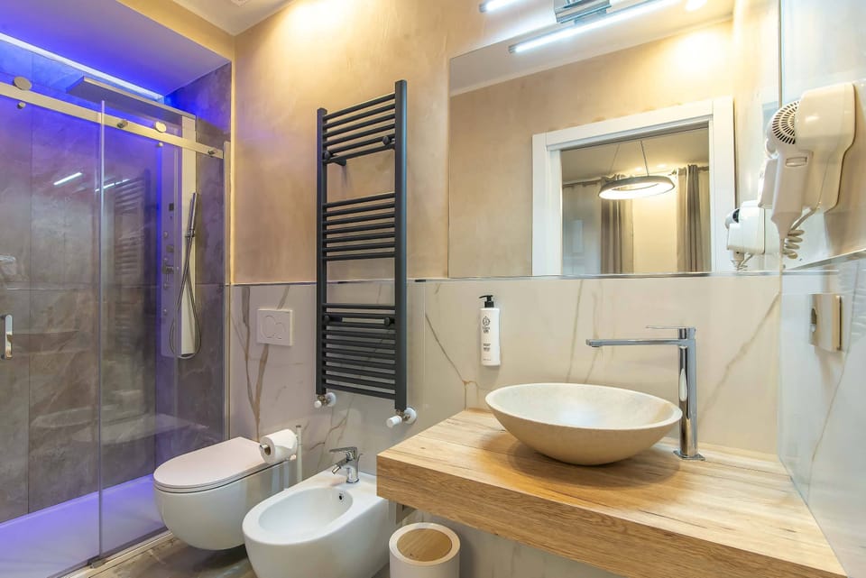 Triple Room | Bathroom | Shower, free toiletries, hair dryer, slippers