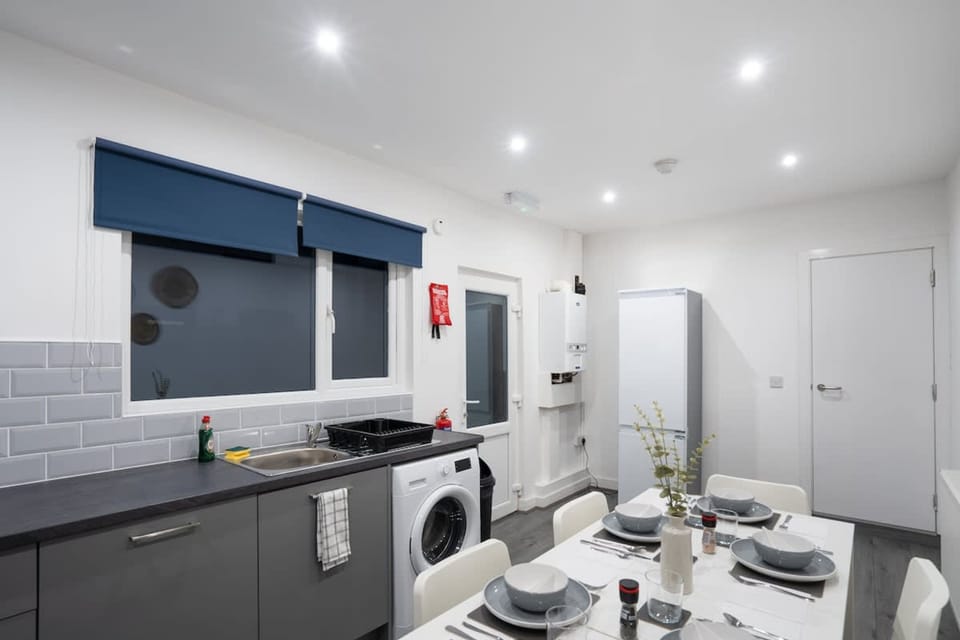 House | 4 bedrooms, desk