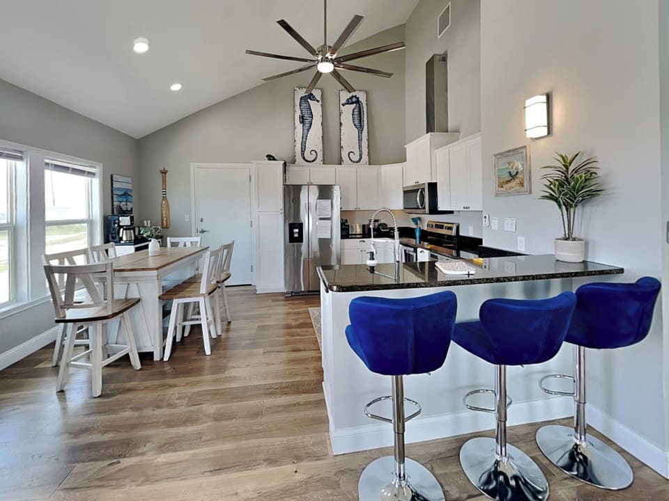Full Size Kitchen with Breakfast Bar