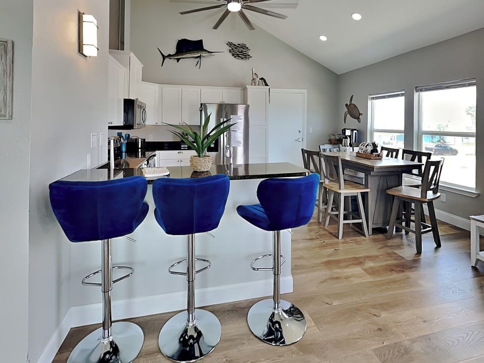 Full Size Kitchen with Breakfast Bar