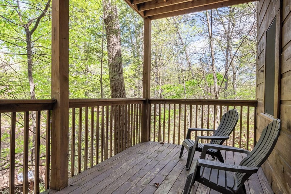 Angler's Bend has access to a seasonal community pool