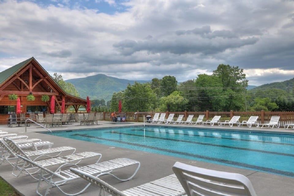 Angler's Bend has access to a seasonal community pool