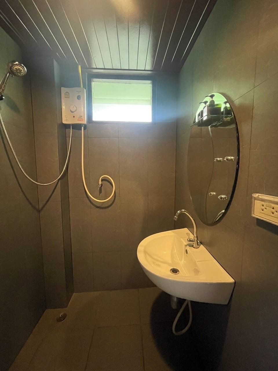 Standard Room | Bathroom | Shower, free toiletries, towels