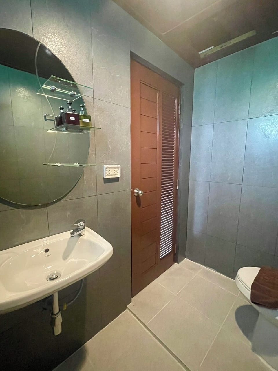 Standard Room | Bathroom | Shower, free toiletries, towels