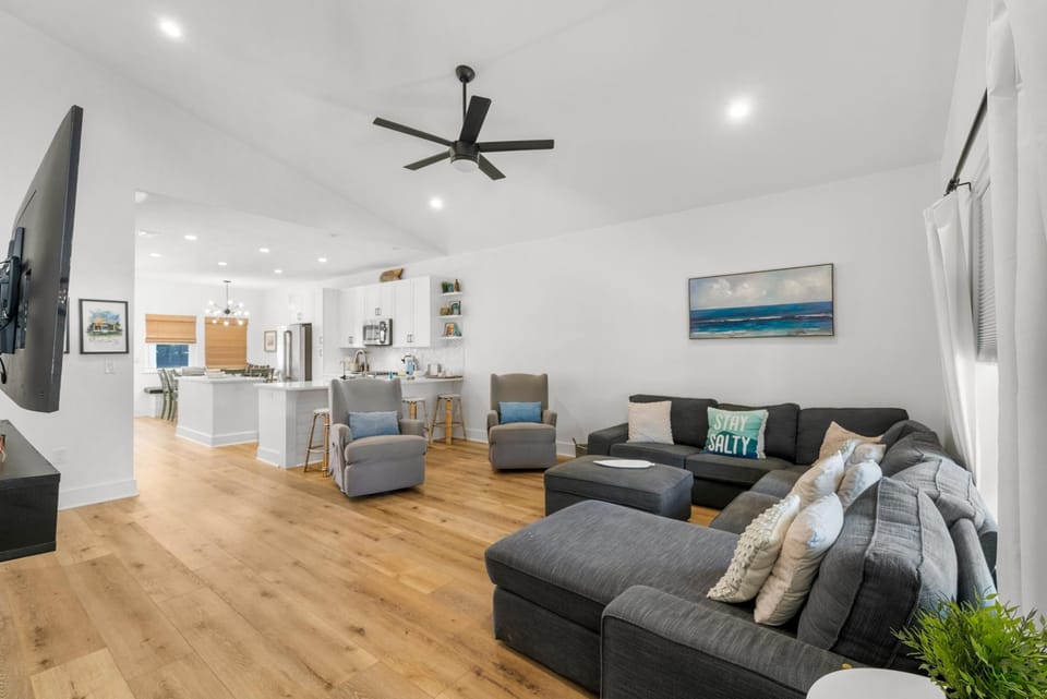 House, Garden View | Living area | 60-inch Smart TV with digital channels, Netflix, Hulu