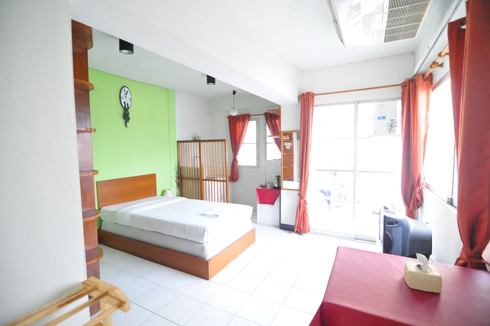 Studio, 1 Queen Bed | Desk, free WiFi