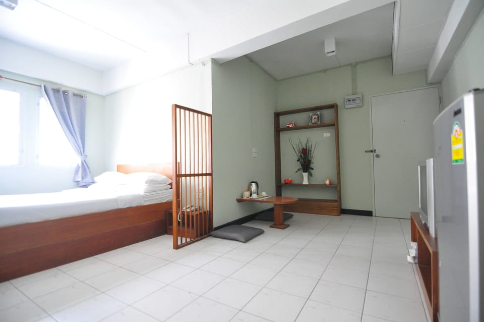 Studio, 1 Queen Bed | Desk, free WiFi