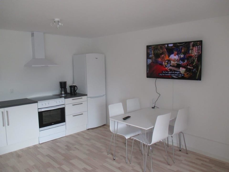 Full-size fridge, microwave, stovetop, coffee/tea maker