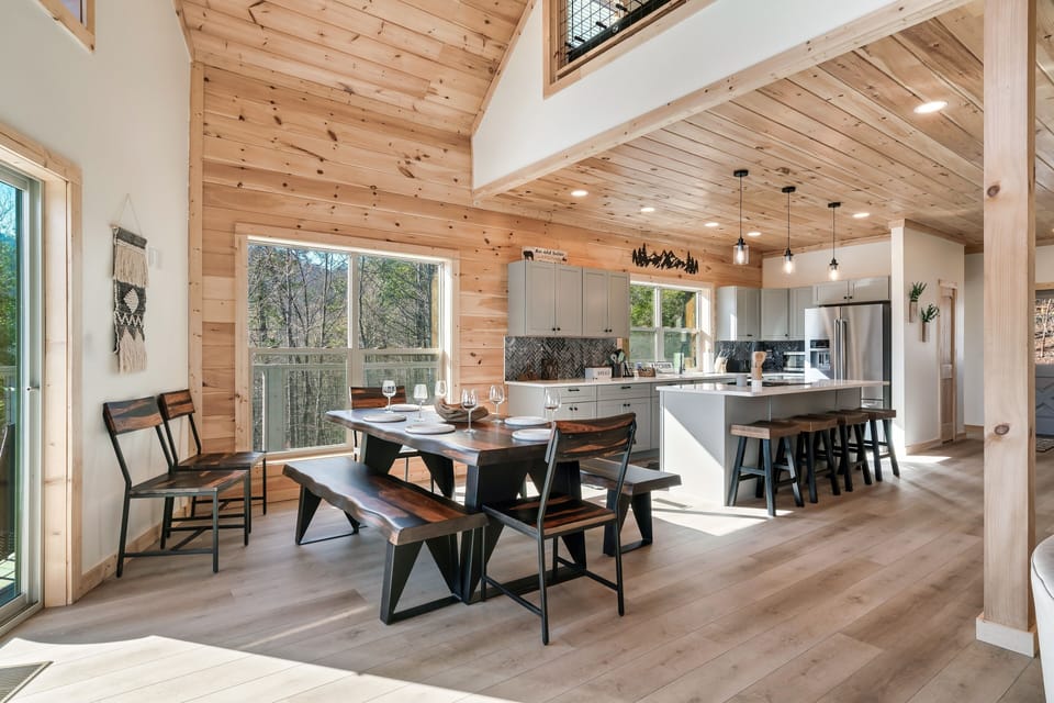 Additional seating for 2 guests at the dining room table