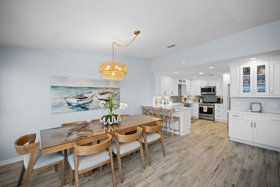 Dining with seating for 11