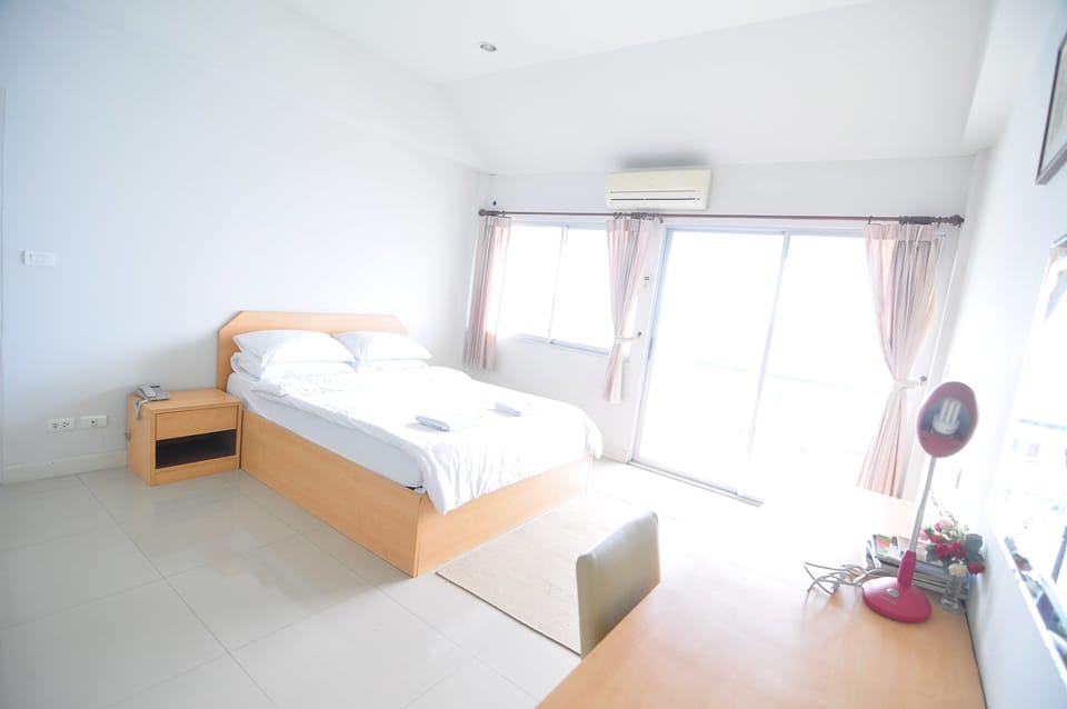 Desk, rollaway beds, free WiFi
