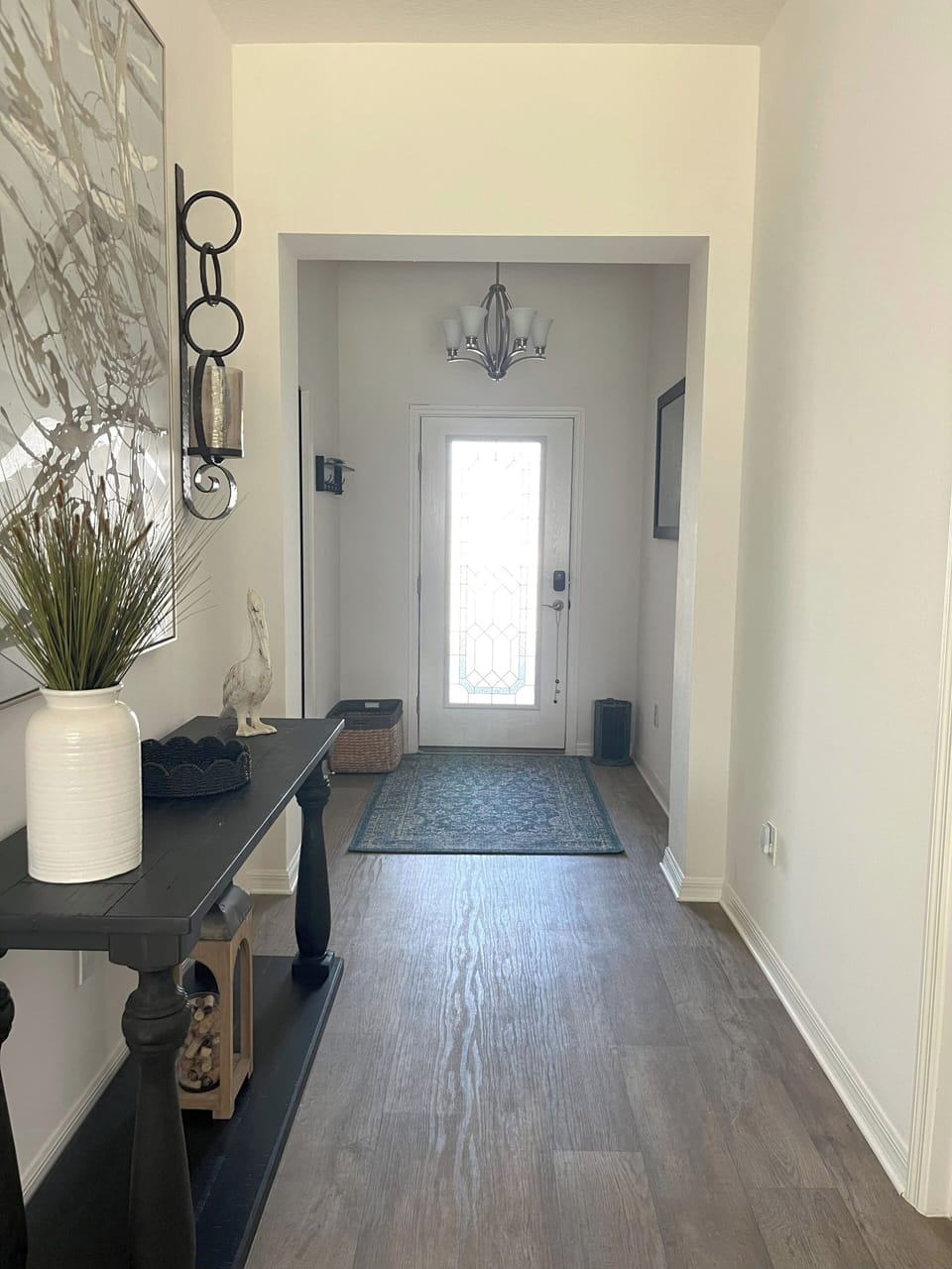 The foyer is light and bright and has a box for shoes and a rack for coats.