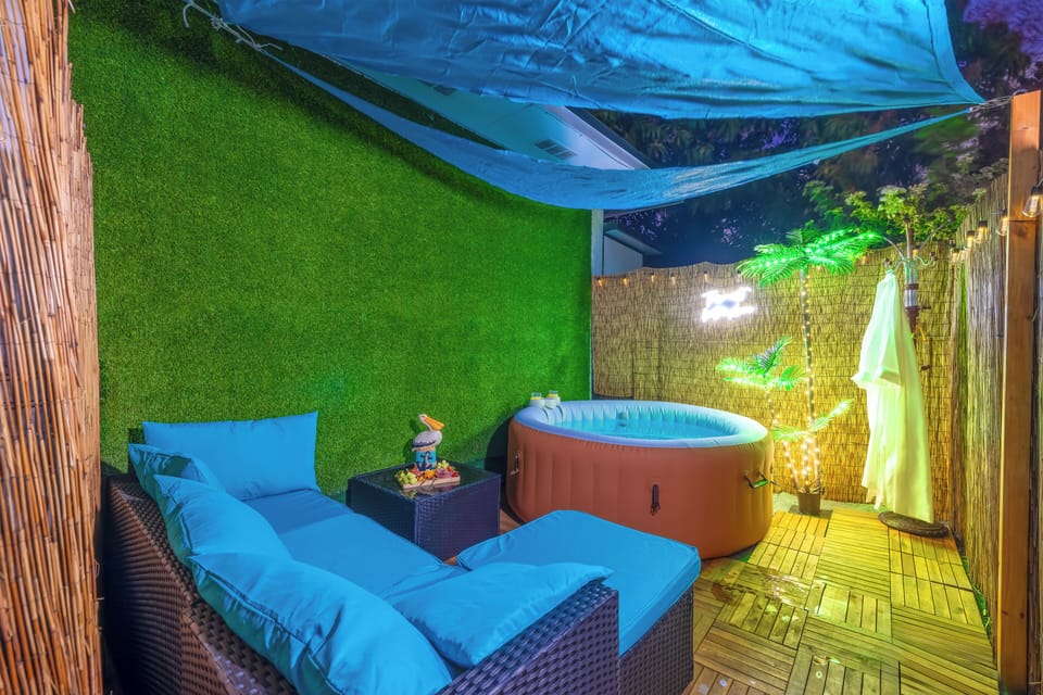 Outdoor spa tub