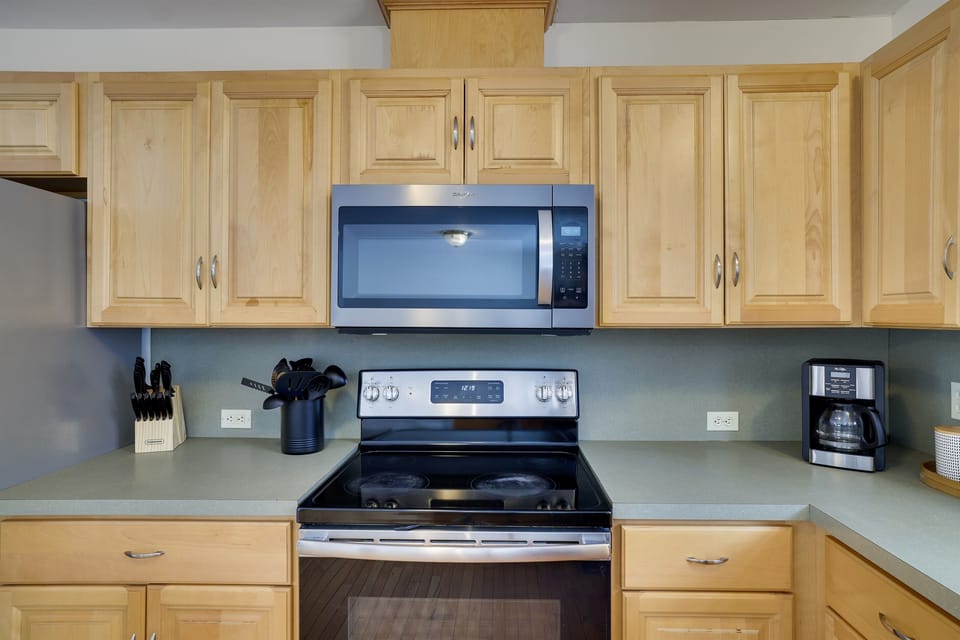 Fully equipped kitchen with modern appliances, ideal for cooking meals or enjoying a coffee.