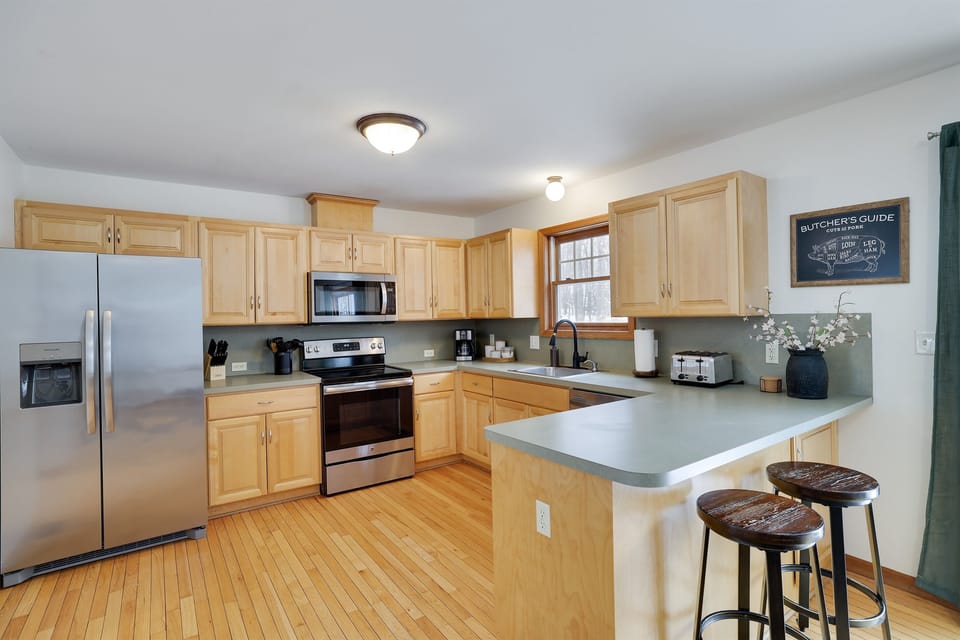 Fully equipped kitchen with modern appliances, ideal for cooking meals or enjoying a coffee.