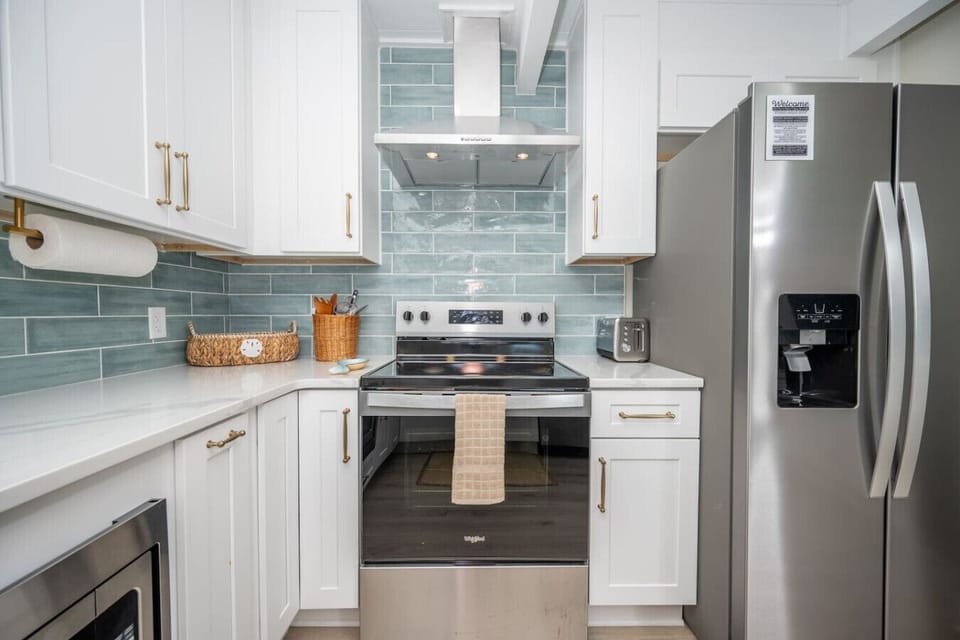 Bright and functional full kitchen, perfect for preparing family favorites.