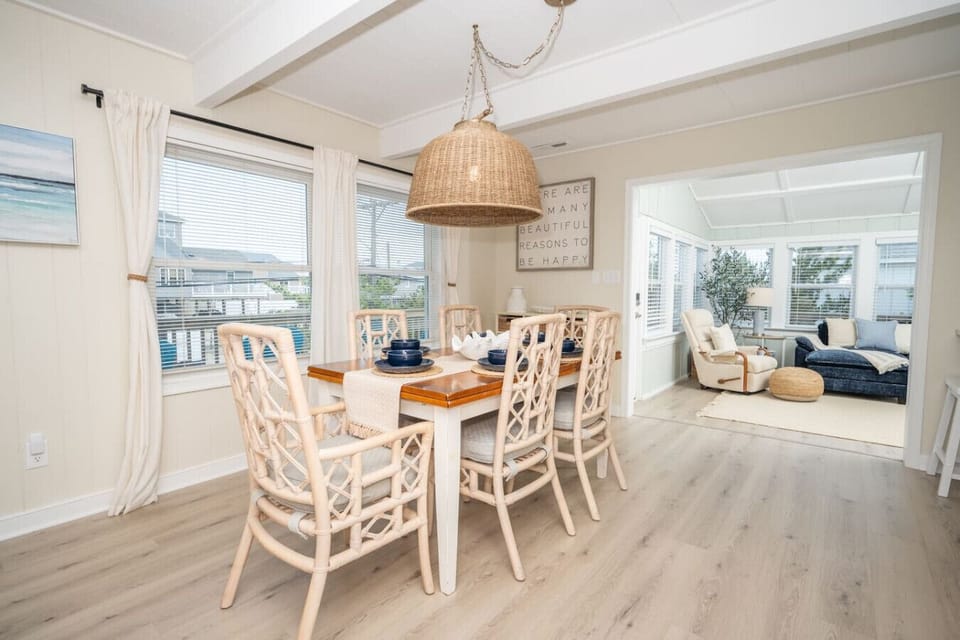 Charming dining area with a welcoming atmosphere for every occasion.