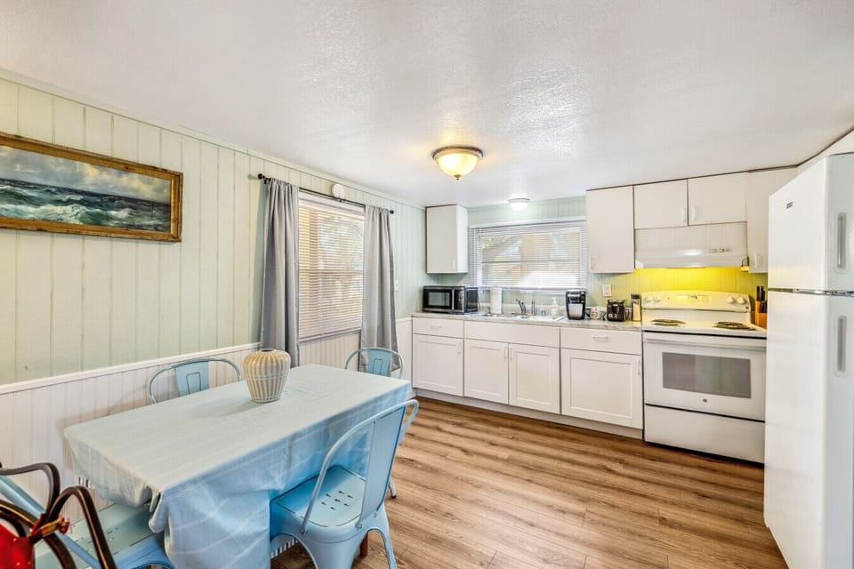 Full kitchen with eat in dining for 4