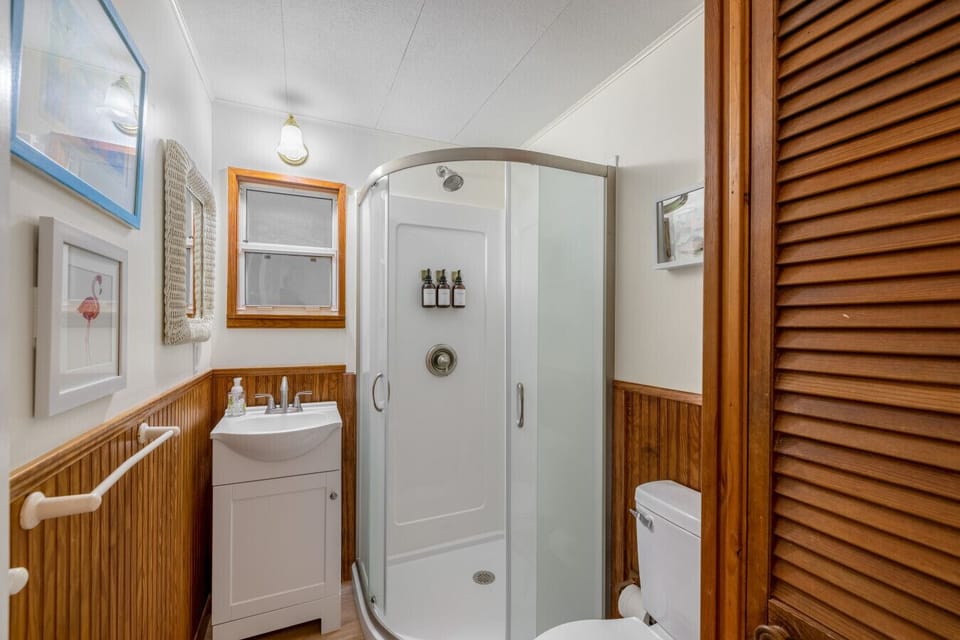 Full hall bath