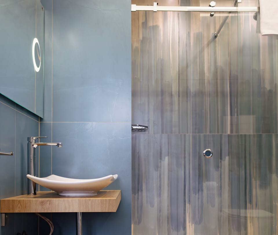 Classic Double Room | Bathroom | Shower, hair dryer, towels, soap