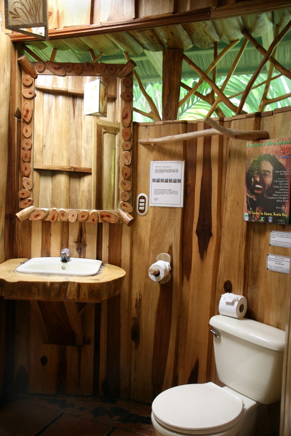 Shower, free toiletries, towels
