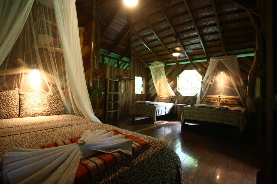 3 Bed Bungalow A (1 Queen, 1 Double & 1 Single Bed) | Premium bedding, in-room safe, WiFi (free), bed sheets