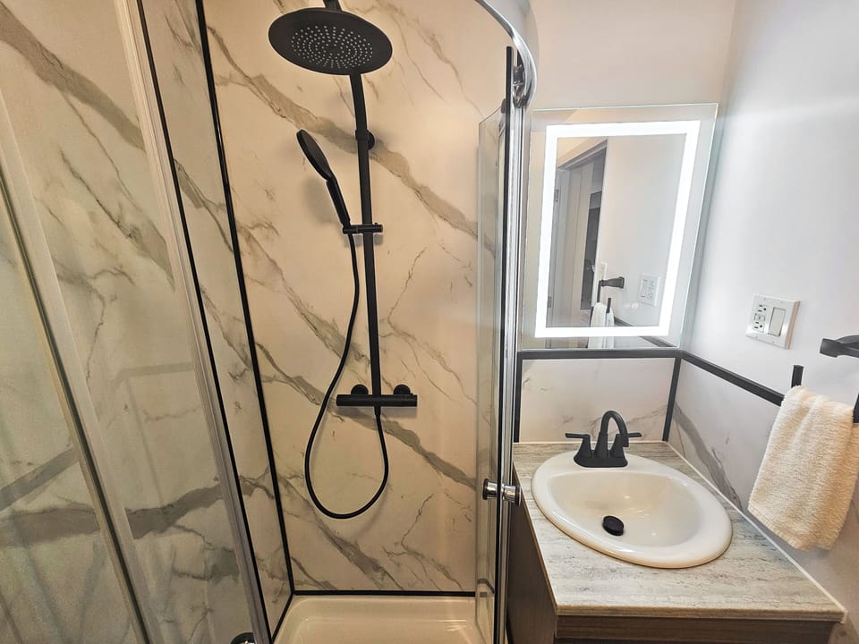 Deluxe Studio, 1 King Bed with Sofa bed, Pets Not Allowed | Premium bedding, blackout drapes, iron/ironing board, cribs/infant beds