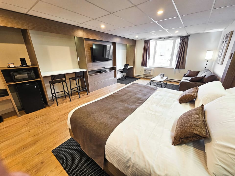 Deluxe Studio, 1 King Bed with Sofa bed, Pets Not Allowed | Premium bedding, blackout drapes, iron/ironing board, cribs/infant beds