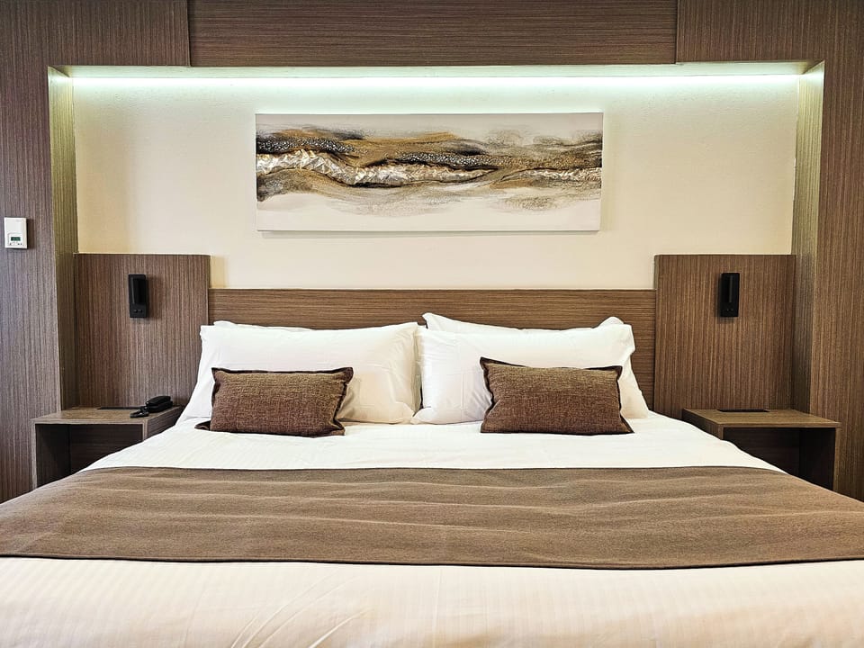 Deluxe Studio, 1 King Bed with Sofa bed, Pets Not Allowed | Premium bedding, blackout drapes, iron/ironing board, cribs/infant beds