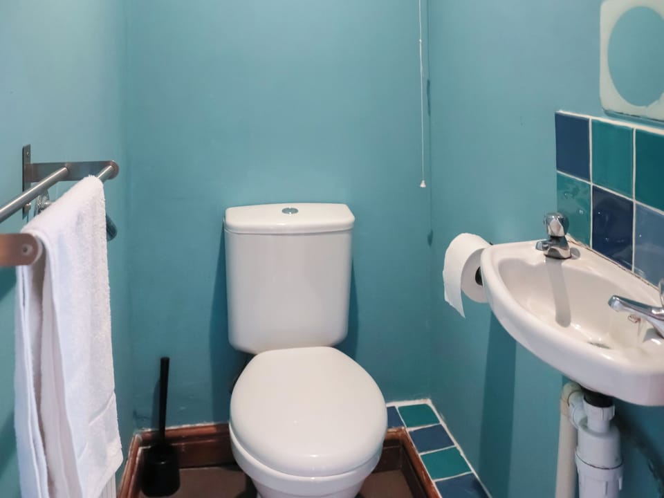 Bathroom | Ty&rsquo;n Cae Cottage, Rhostrehwfa Nr Llangefni
