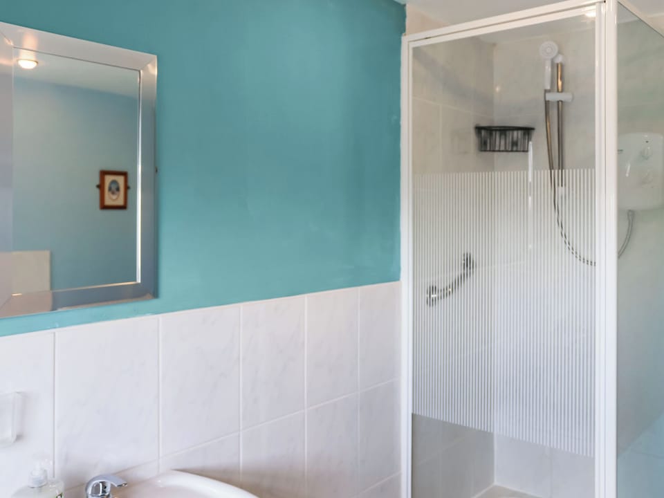 Bathroom | Ty&rsquo;n Cae Cottage, Rhostrehwfa Nr Llangefni