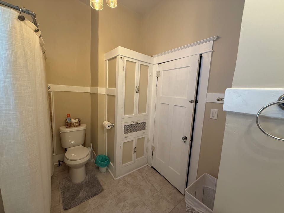 Bathroom with tub/shower
