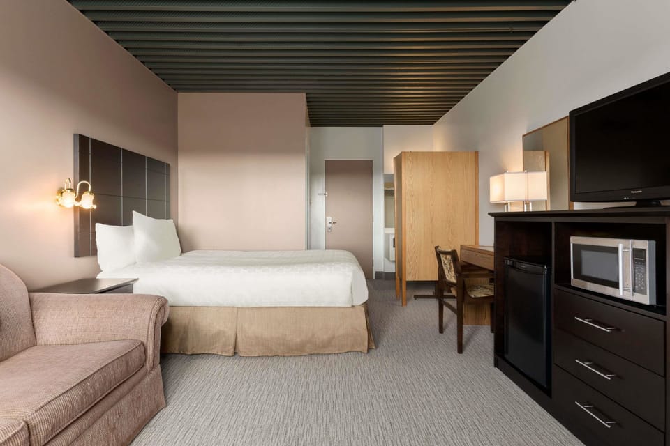 1 Queen Bed, Ground Floor, Non-Smoking | Desk, soundproofing, iron/ironing board, cribs/infant beds