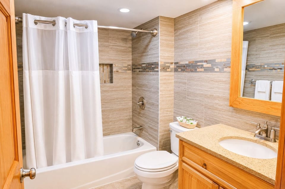 Family Suite, 3 Bedrooms, Kitchen | Bathroom | Shower, hair dryer, towels