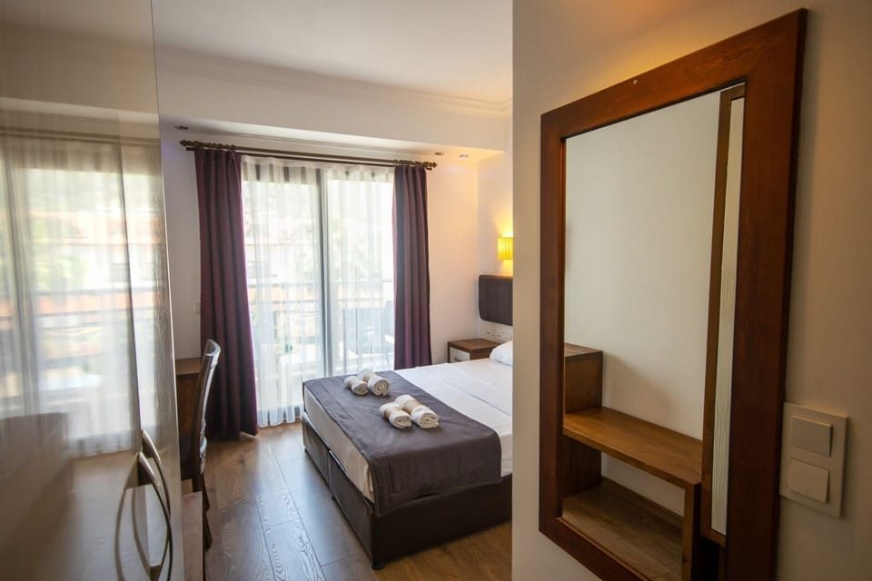 In-room safe, soundproofing, free WiFi, bed sheets