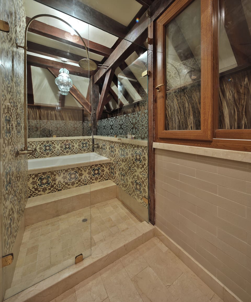Junior Suite, Pool View | Bathroom