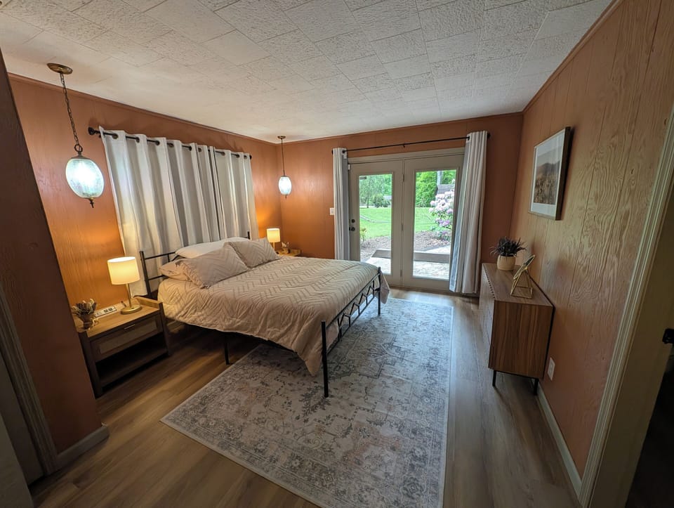 Room 1 with Queen bed and ensuite