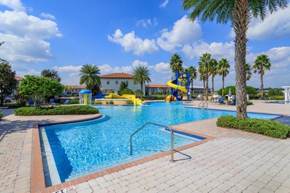 37-Community Pool.jpg
