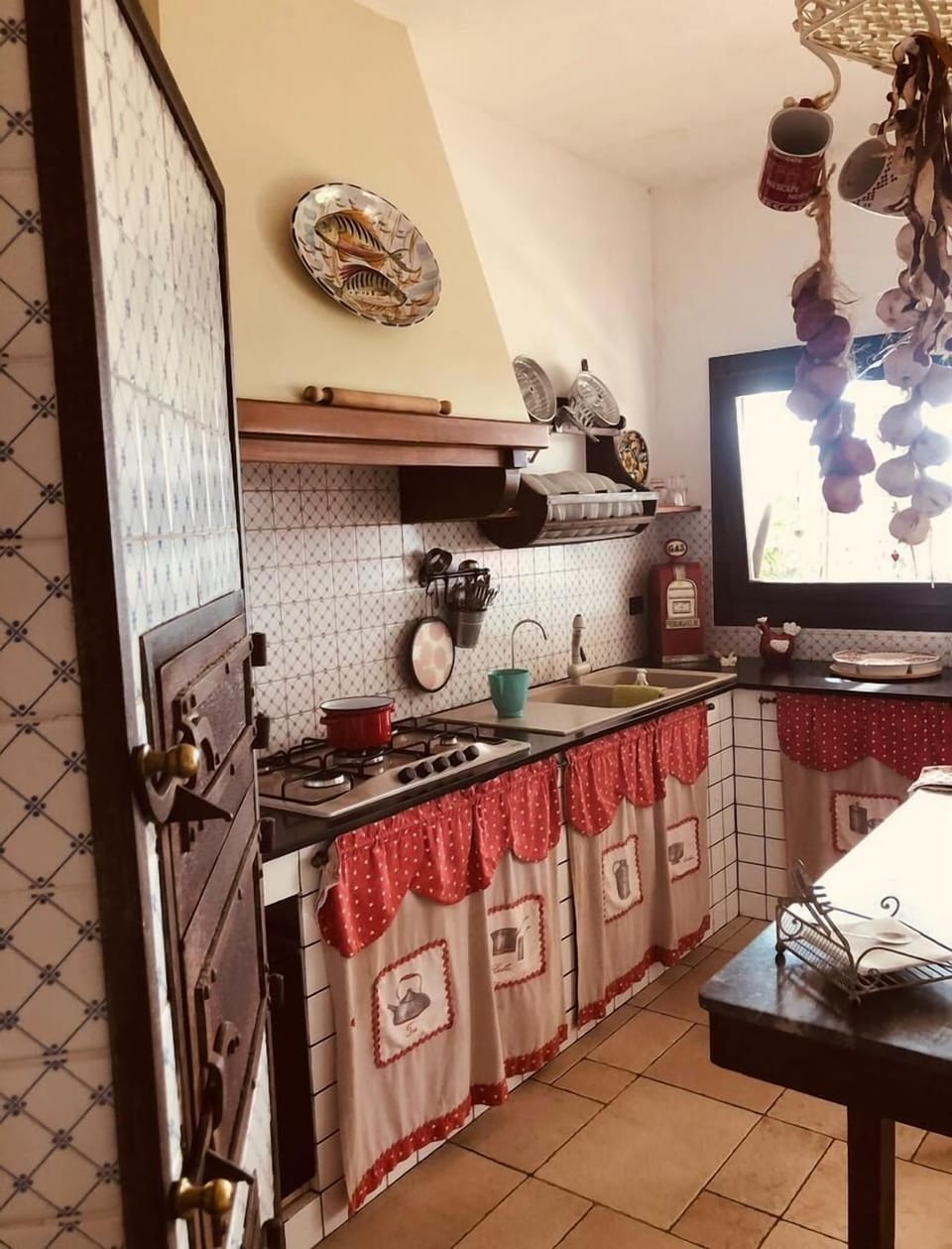 Full-size fridge, highchair, cookware/dishes/utensils